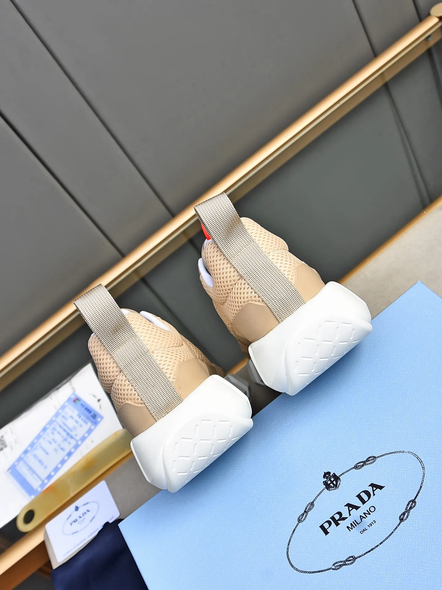 Men's shoes 💰480 PRADA/Prada men's lace-up casual sports shoes, the upper is made of cowhide leather and breathable mesh. It is soft, comfortable and breathable. The tongue is decorated with the PRADA brand letter logo. The thick rubber sole echoes the red label tongue. The style is fashionable and generous. The details are carefully crafted. A casual sports shoe with a super fashionable look on the foot. Excellent breathability!  Size: 38-44 (45 46 customized)